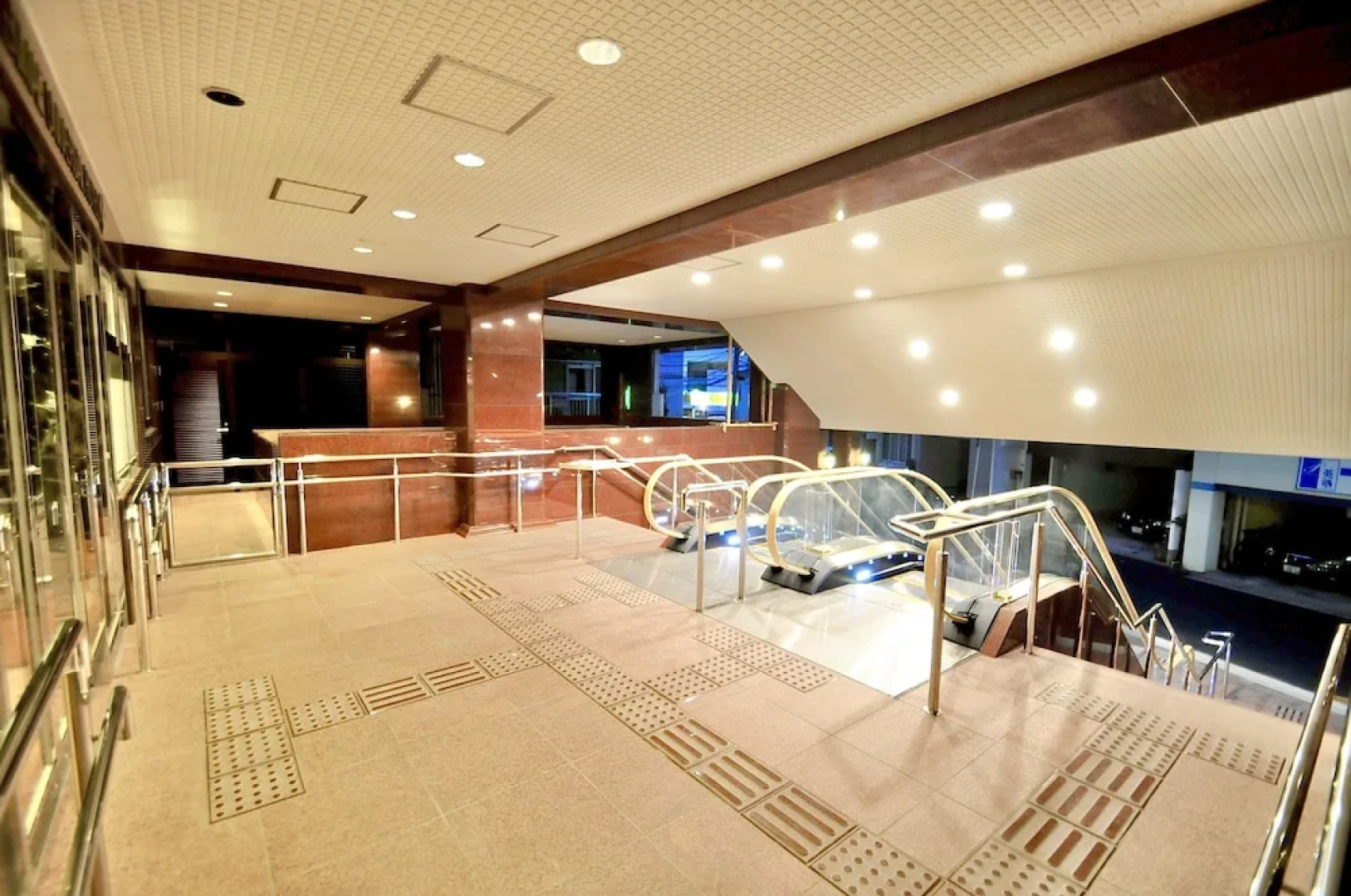 HiroshimaEkimae Universal Hotel ShikansenguchiMigi