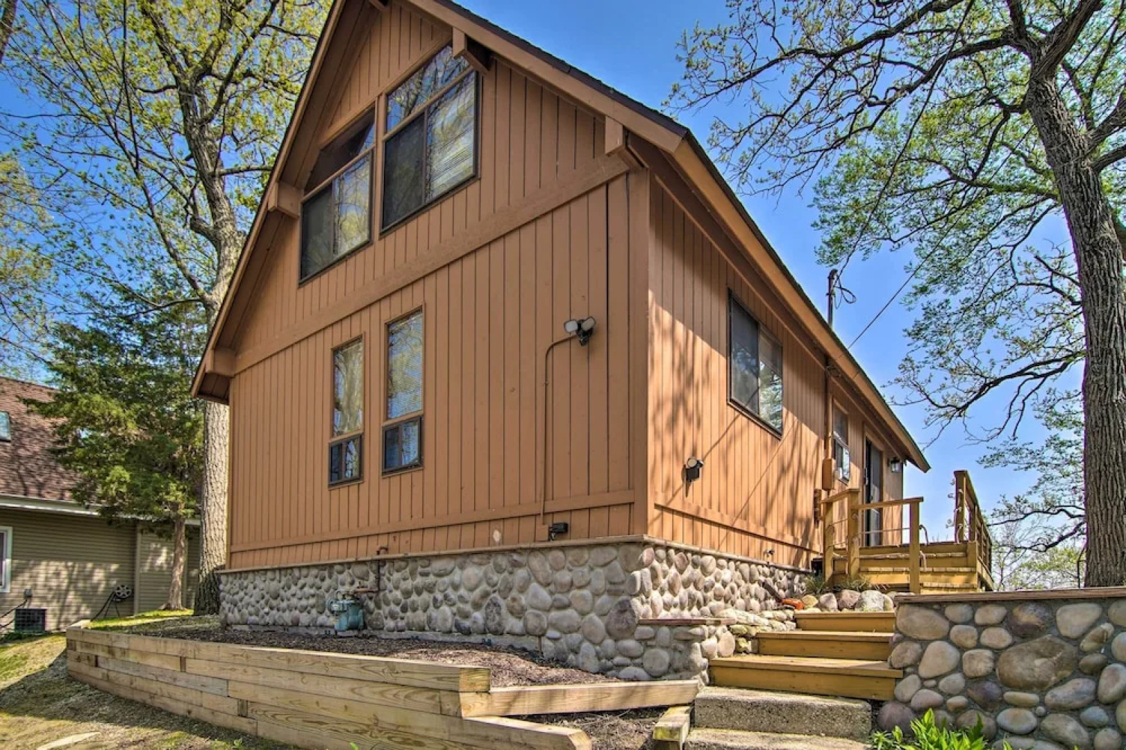 Serene Lakefront Escape: Boat Dock & Grill!