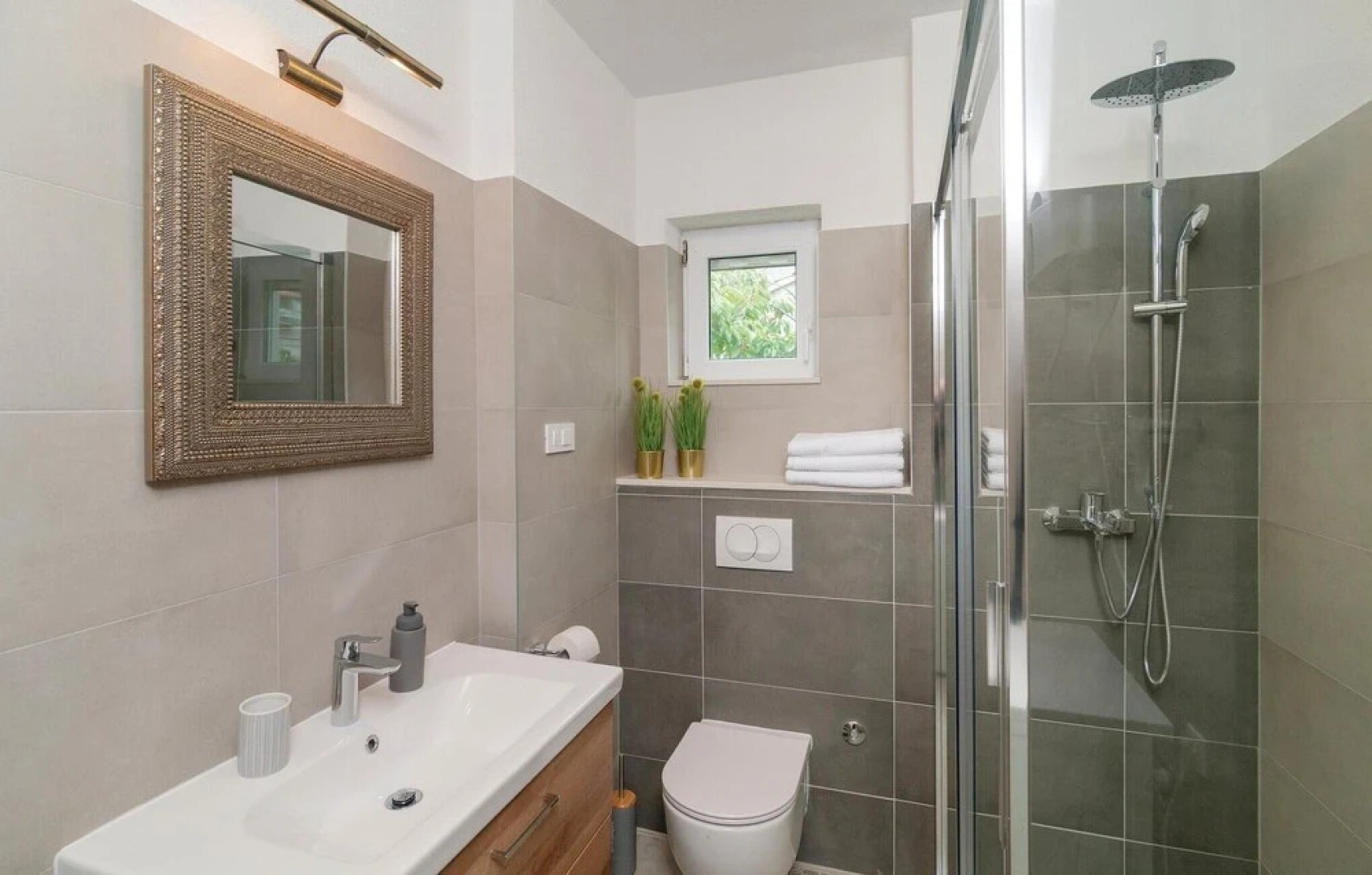 Stunning Home in Zrnovnica With 5 Bedrooms, Wifi and Outdoor Swimming Pool