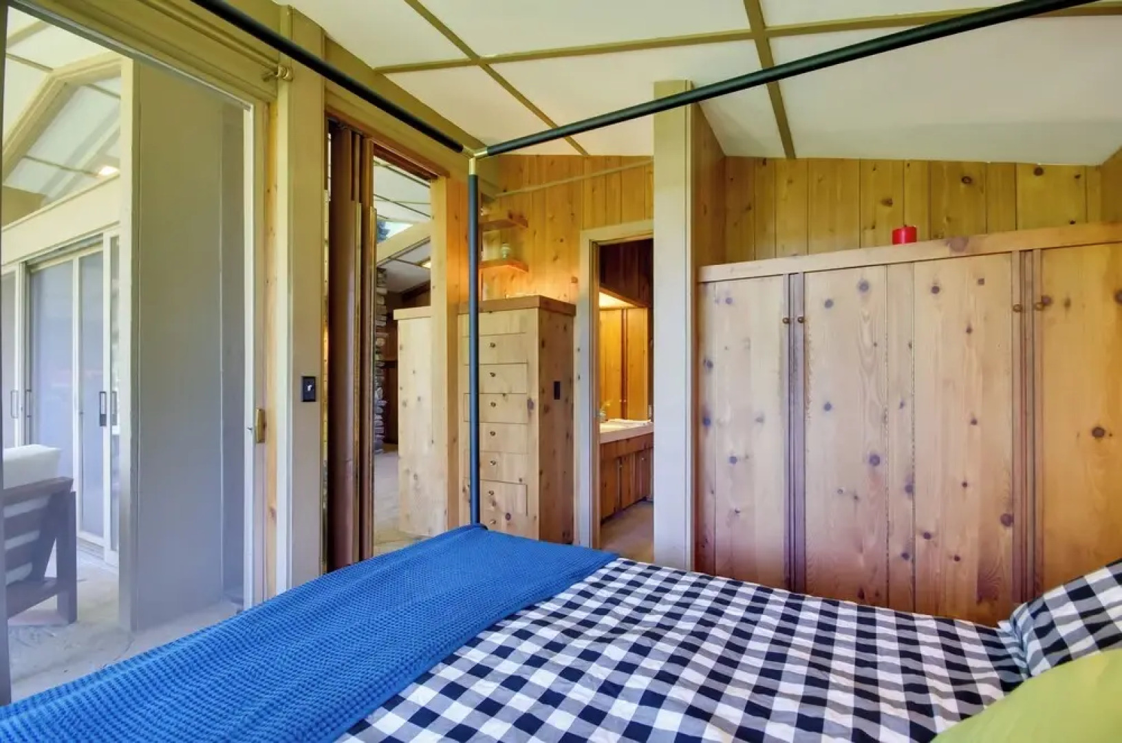 Tranquil Mid-century Modern Cottage w/ Forest View