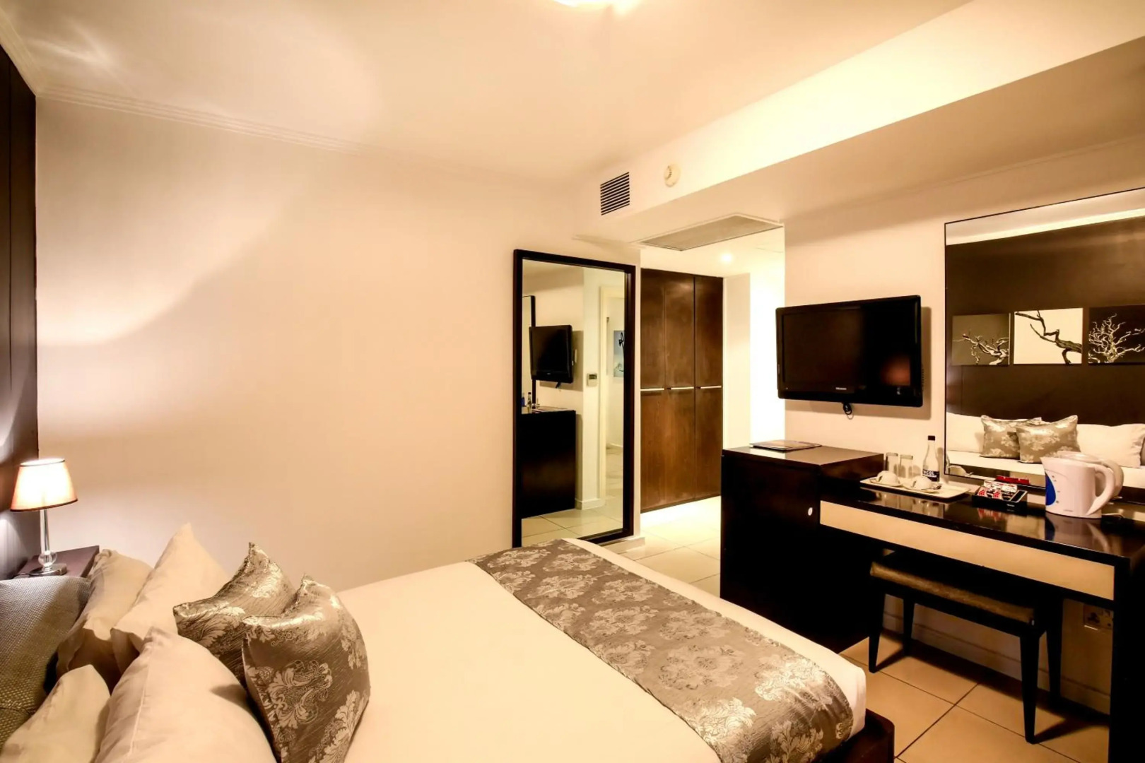 The Nicol Hotel and Apartments