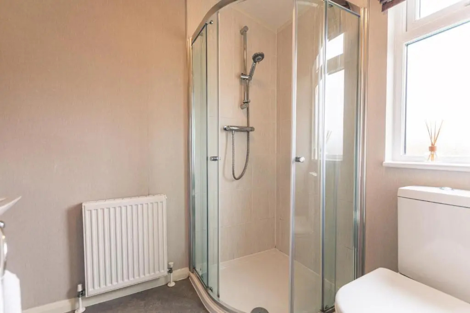 Kingfisher Lodge with Hot Tub