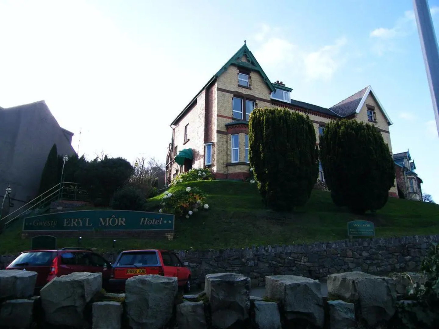 Nomi Rooms & Restaurant