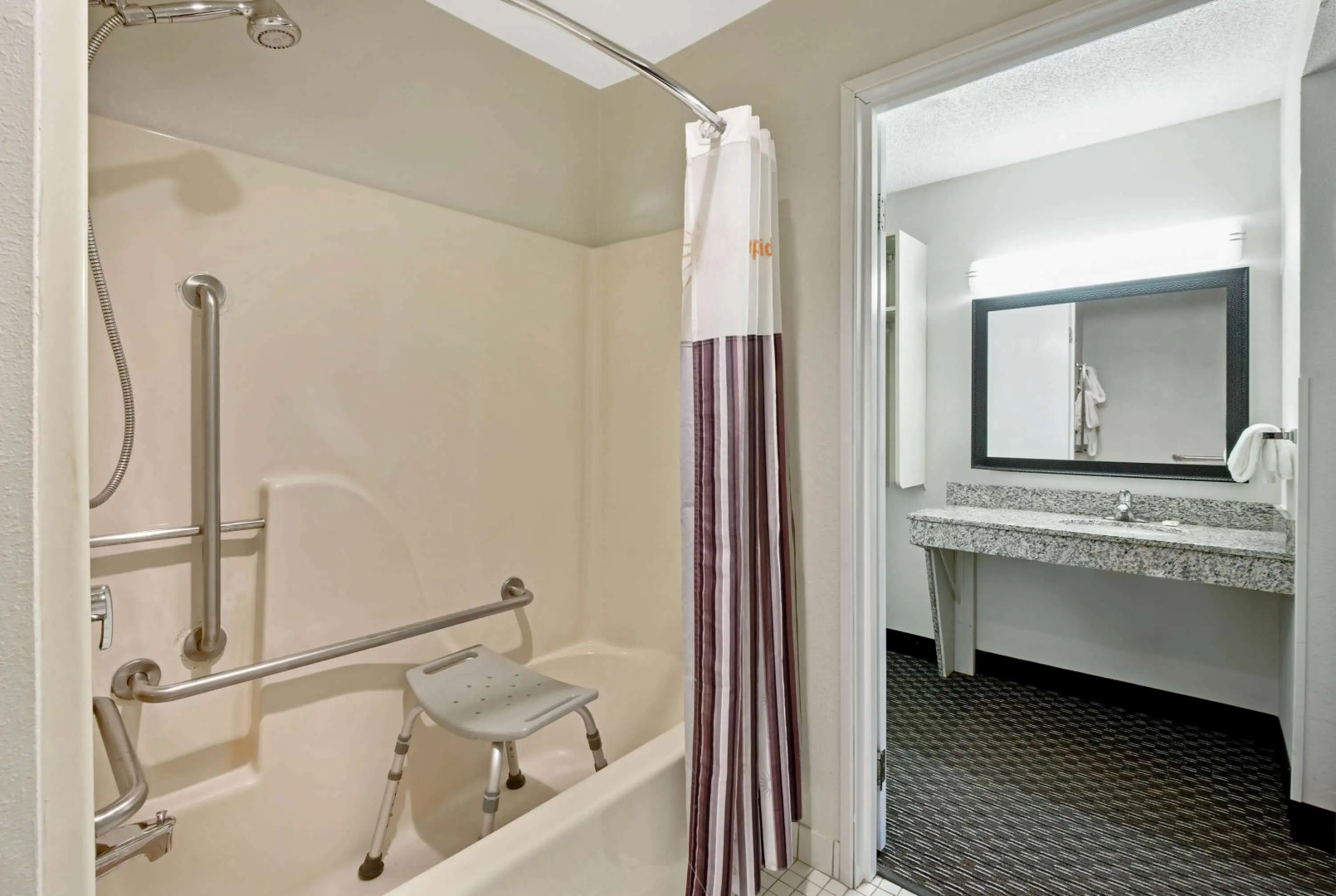 La Quinta Inn & Suites by Wyndham Harrisburg Airport Hershey