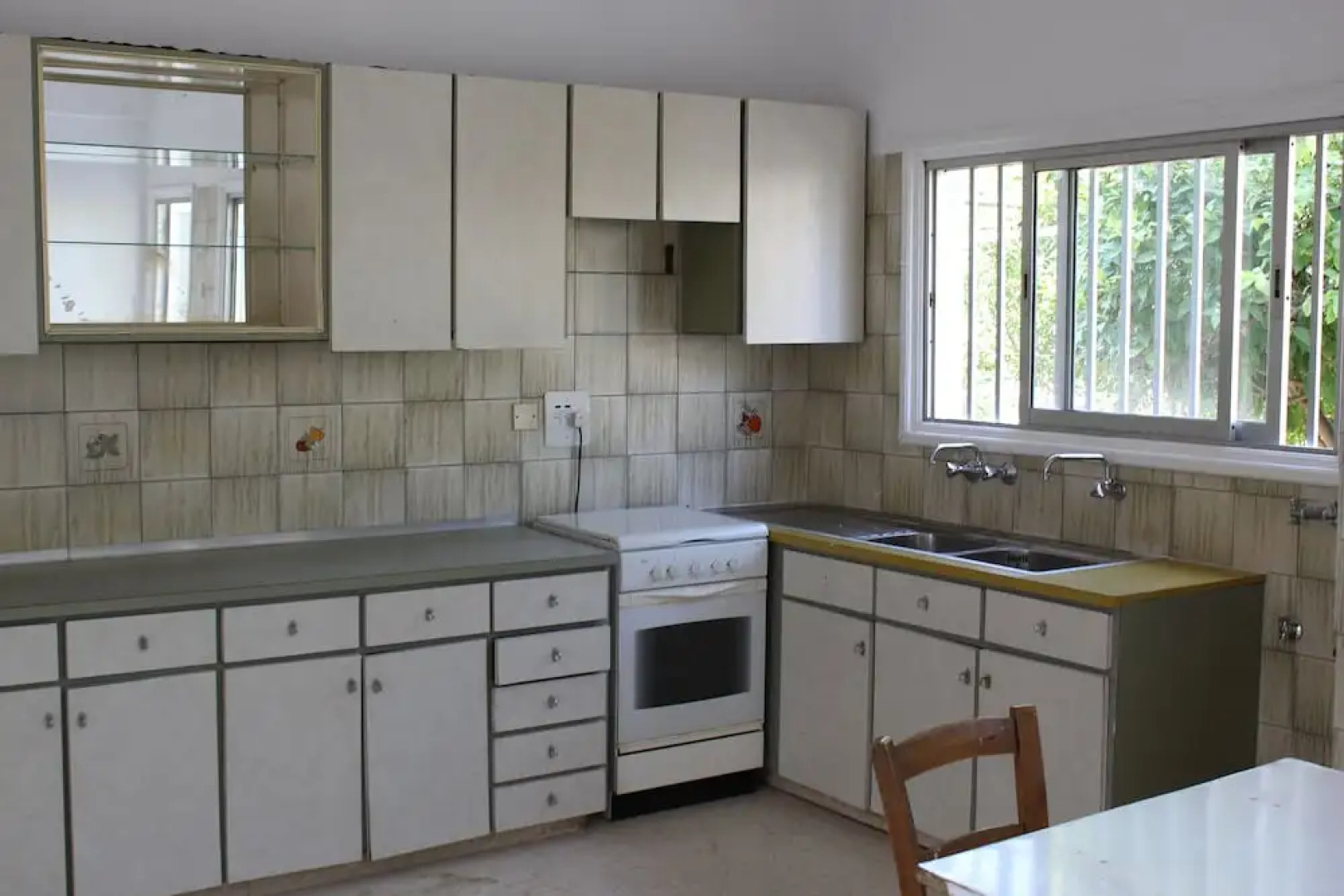 Costas Hostel Action 2