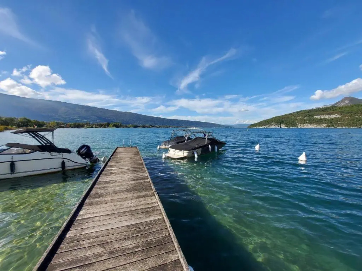 Rare : au bord du lac d’Annecy, cosy appartement en rez de jardin avec terrasse privative