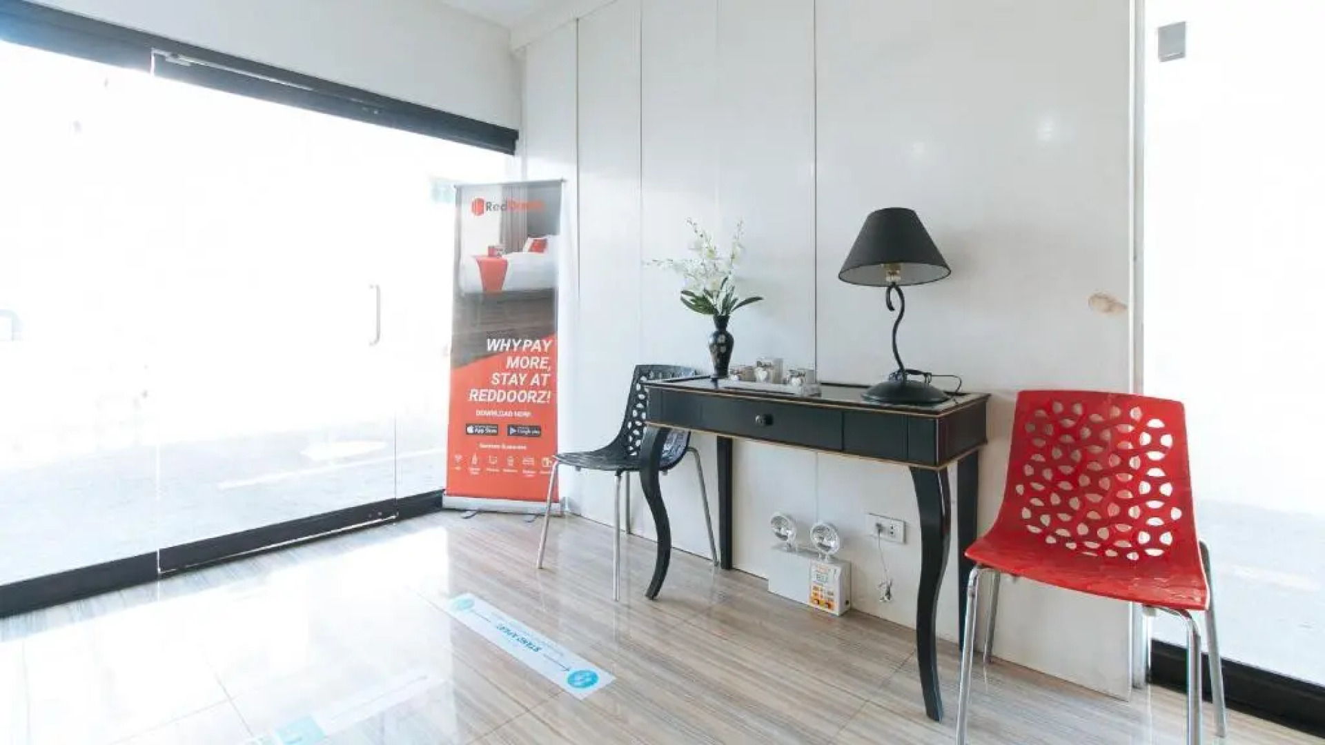 RedDoorz near SM Calamba - Vaccinated Staff