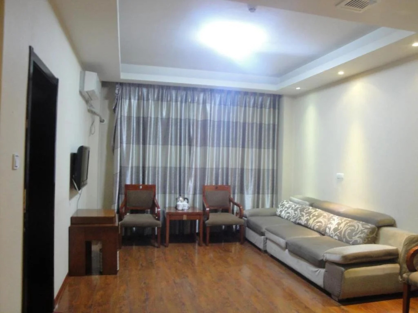 Mudanjiang Wan Zai Business Hotel