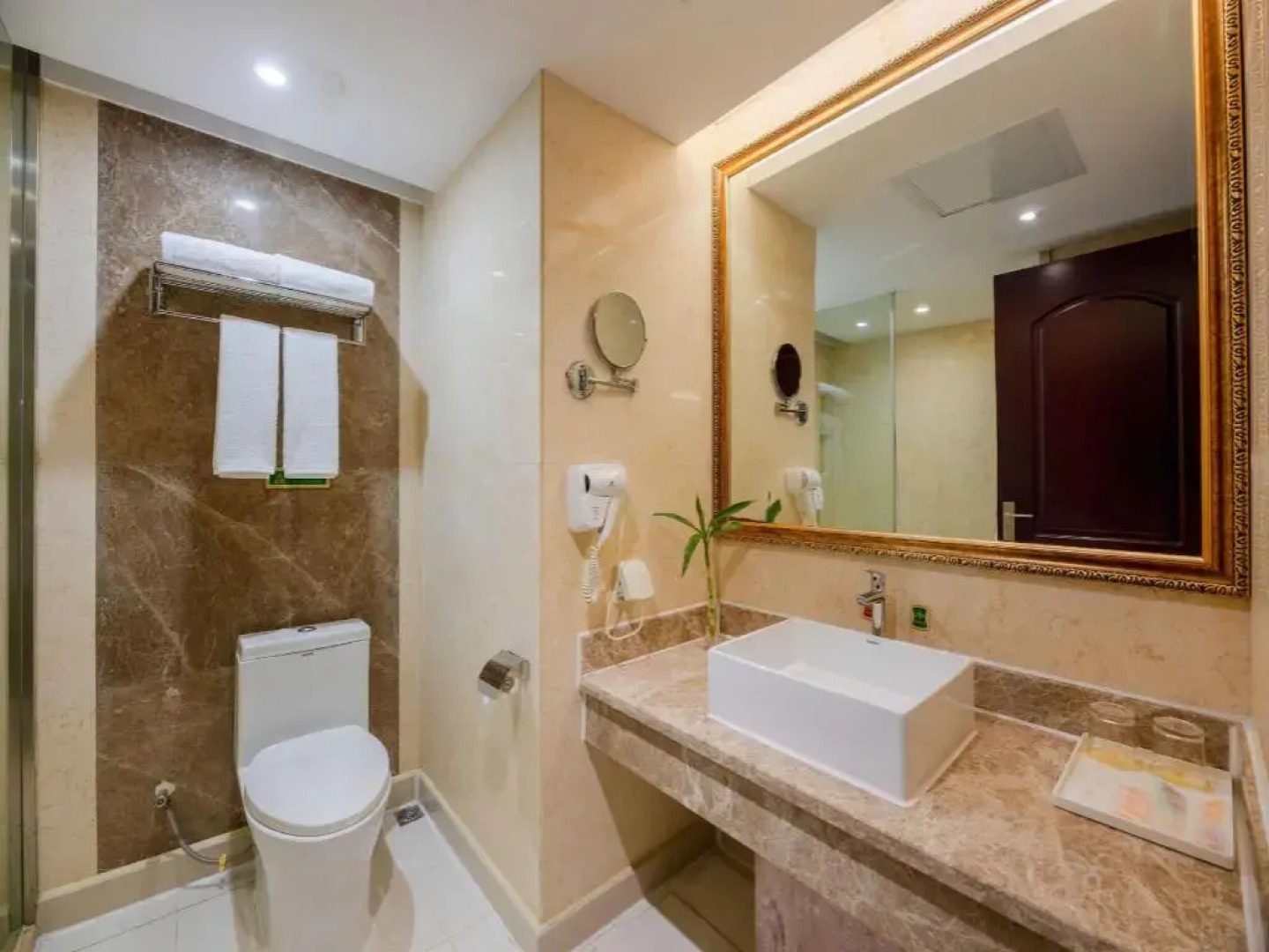 Vienna International Hotel (Zhumadian Huayuan Xuefu)