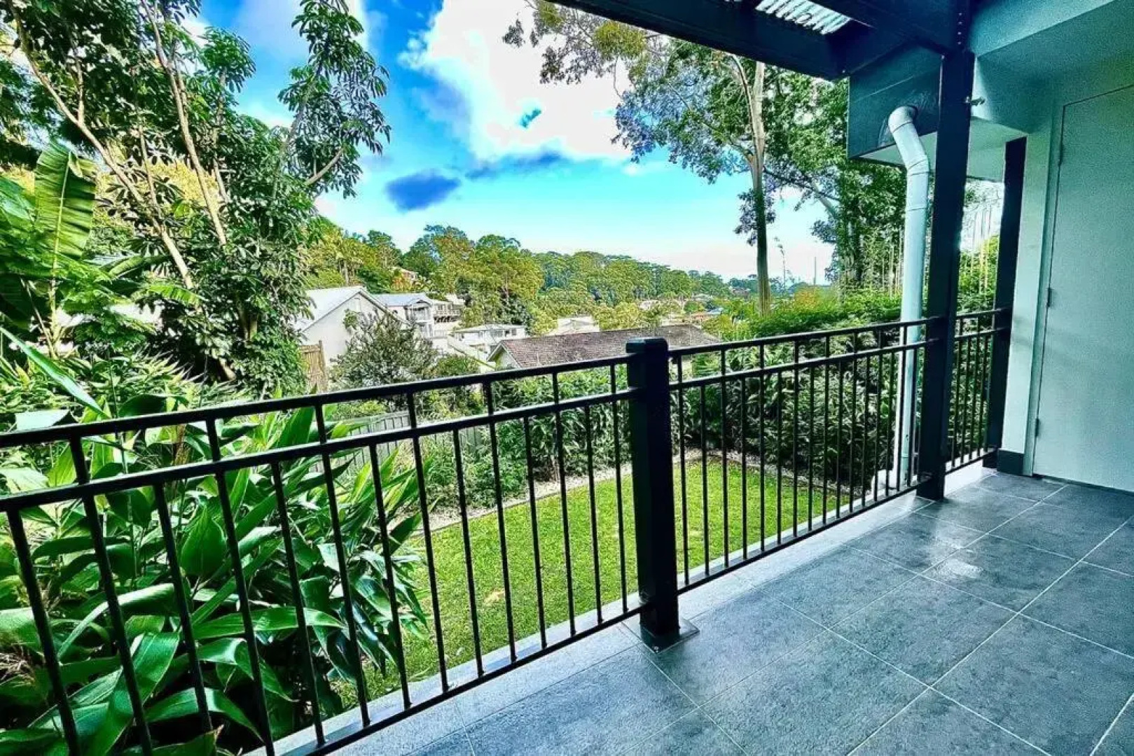 Quiet private getaway, private gym walk 2 beach