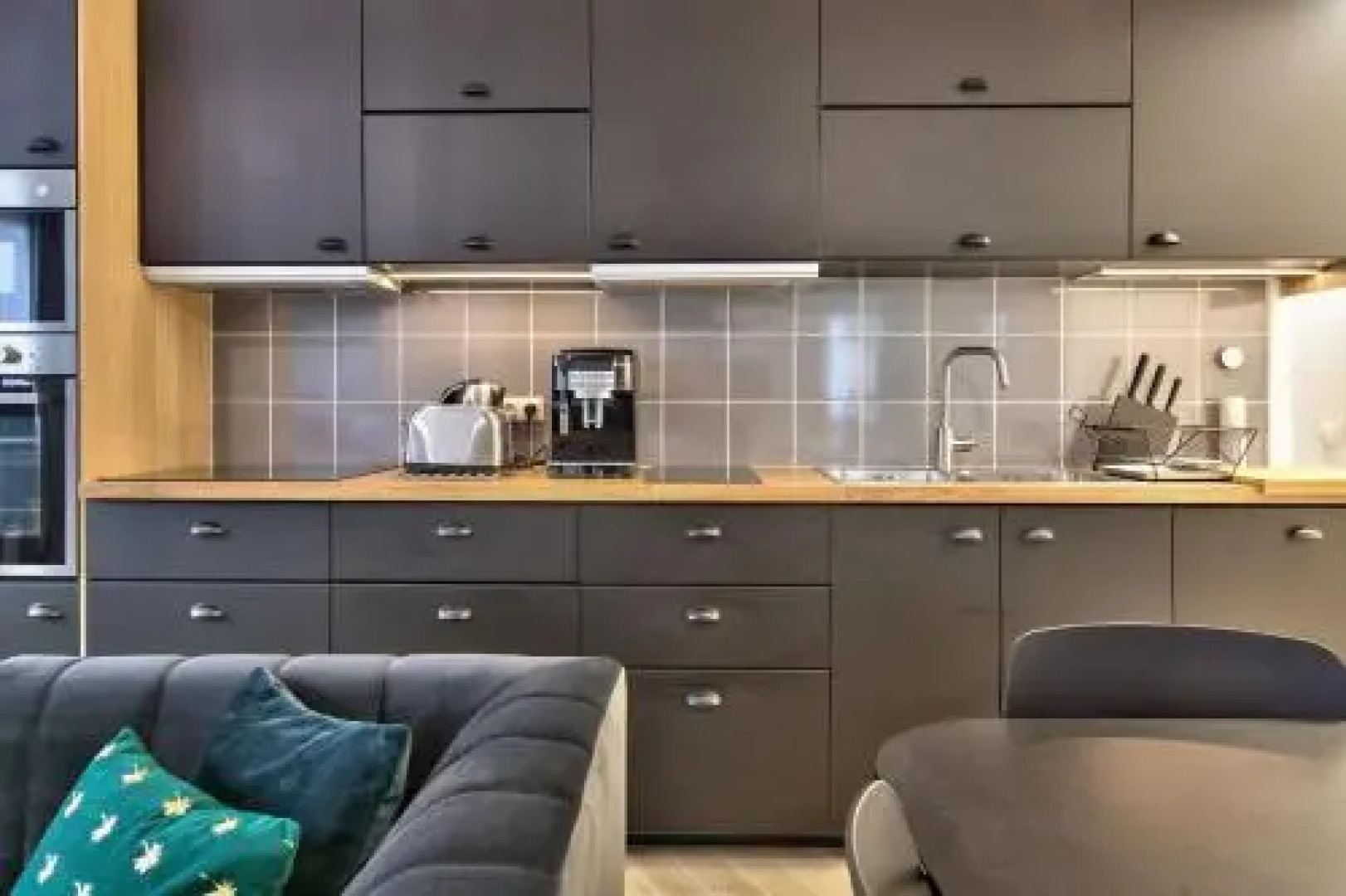 Chic And Spacious Apart With Parking