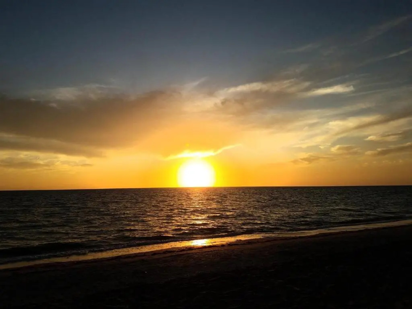 Spacious and private pool house, 15 min to beach