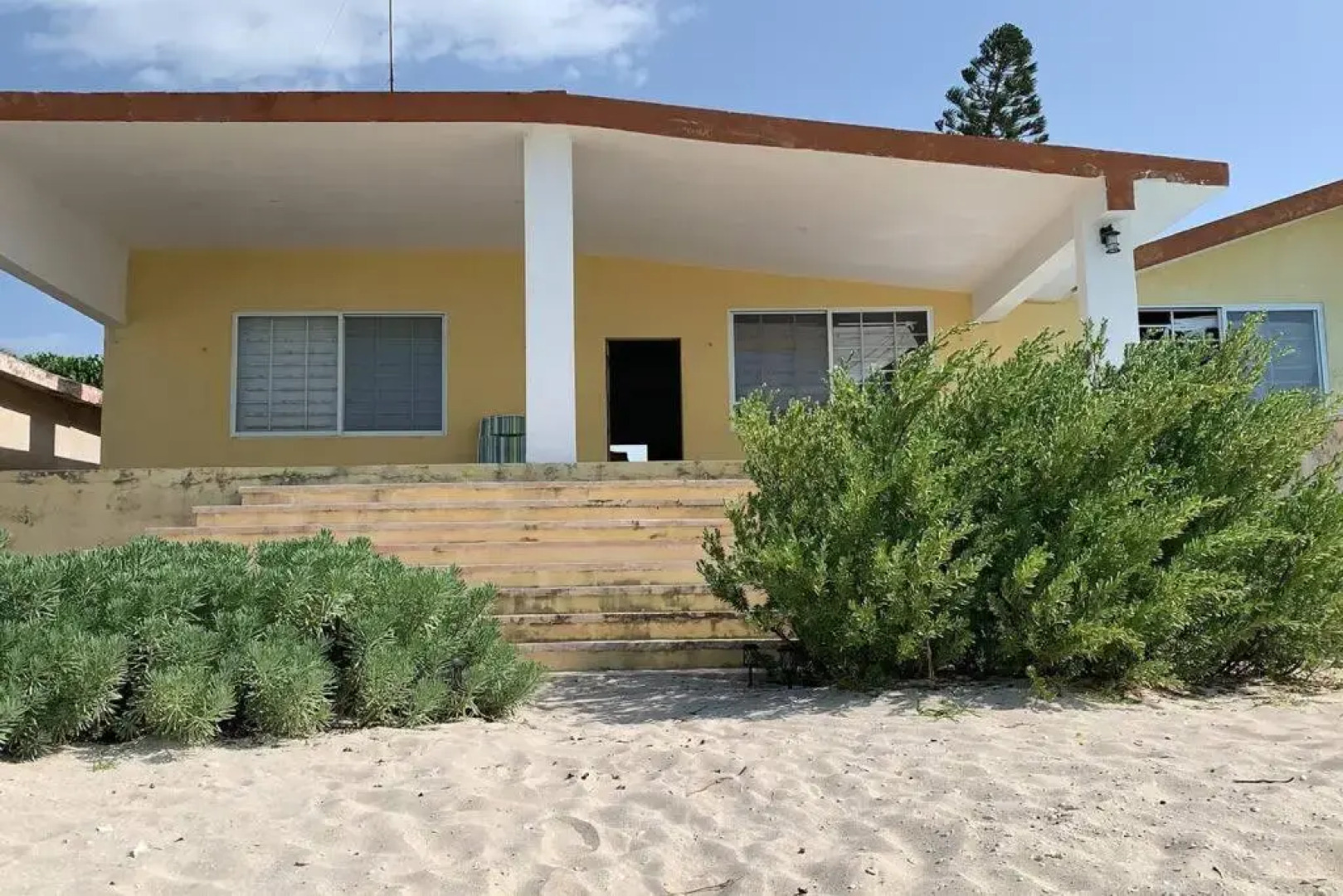 La Casa Amarilla Frente al Mar