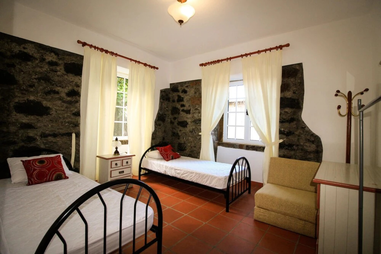 Gouveia Cottage by Analodges