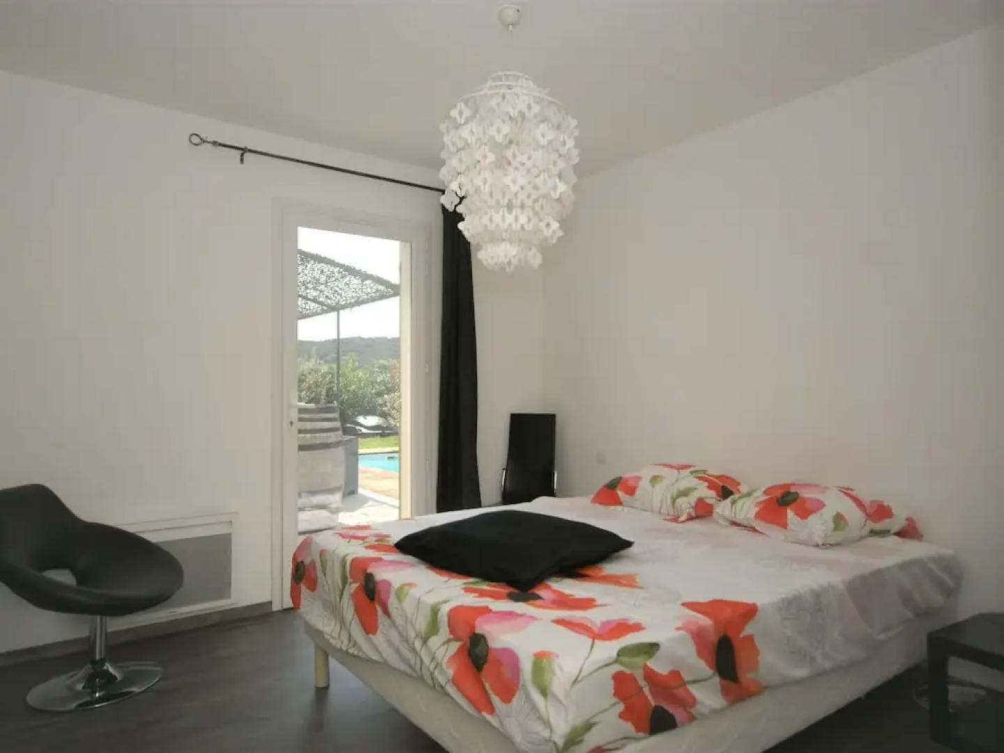 Modern holiday home with private swimming pool, air conditioning and enclosed garden