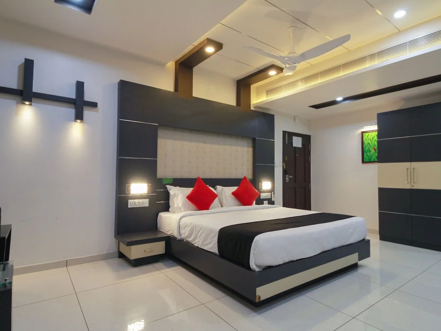 Capital O 29700 Le Moshe Inn