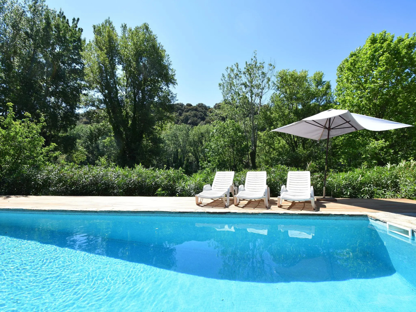 Child & dog friendly villa with private swimming pool and fenced garden on the river