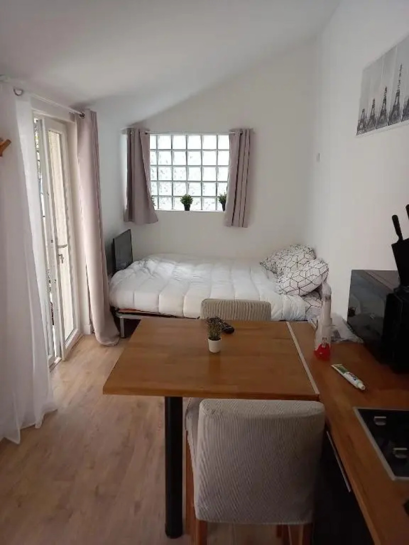 Lumineux studio neuf au calme