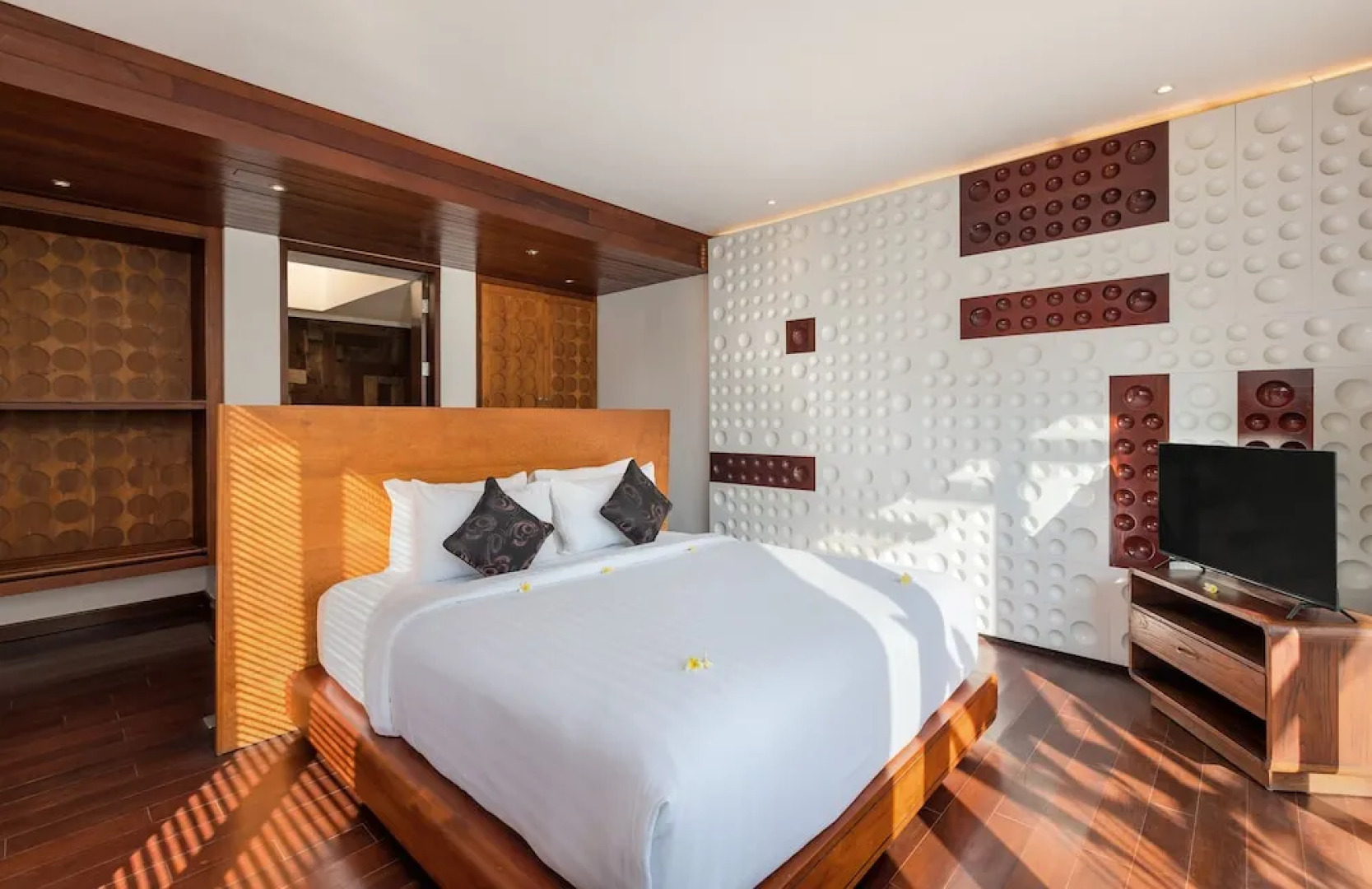 Fascinating Beachfront 2 Br Villa in Seminyak