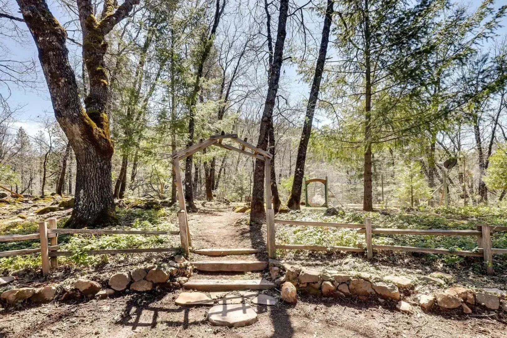 Welcoming Cole Ridge Chalet in Kelseyville!