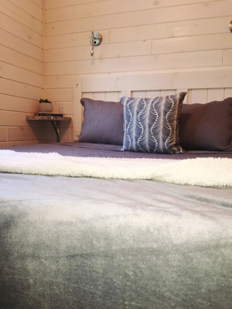 Waterfront Two Bedroom Cabin #18 on the Lake at Long Cove Resort by Redawning