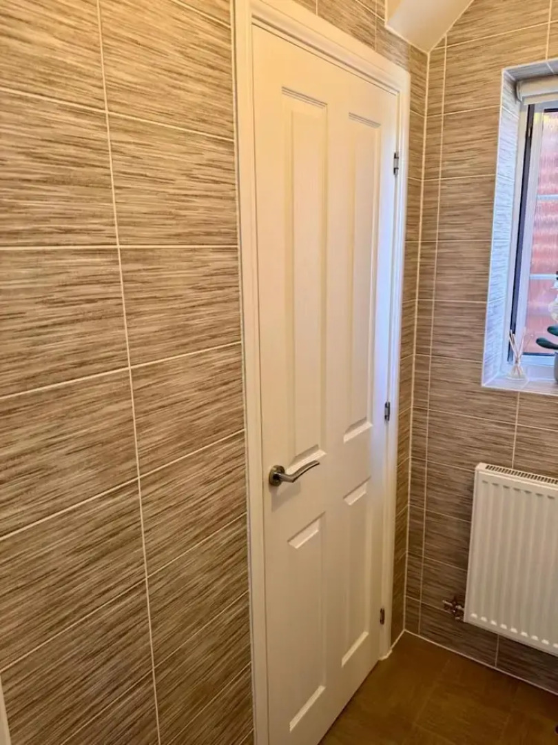 High END Spacious 4 Bed House - Free Parking