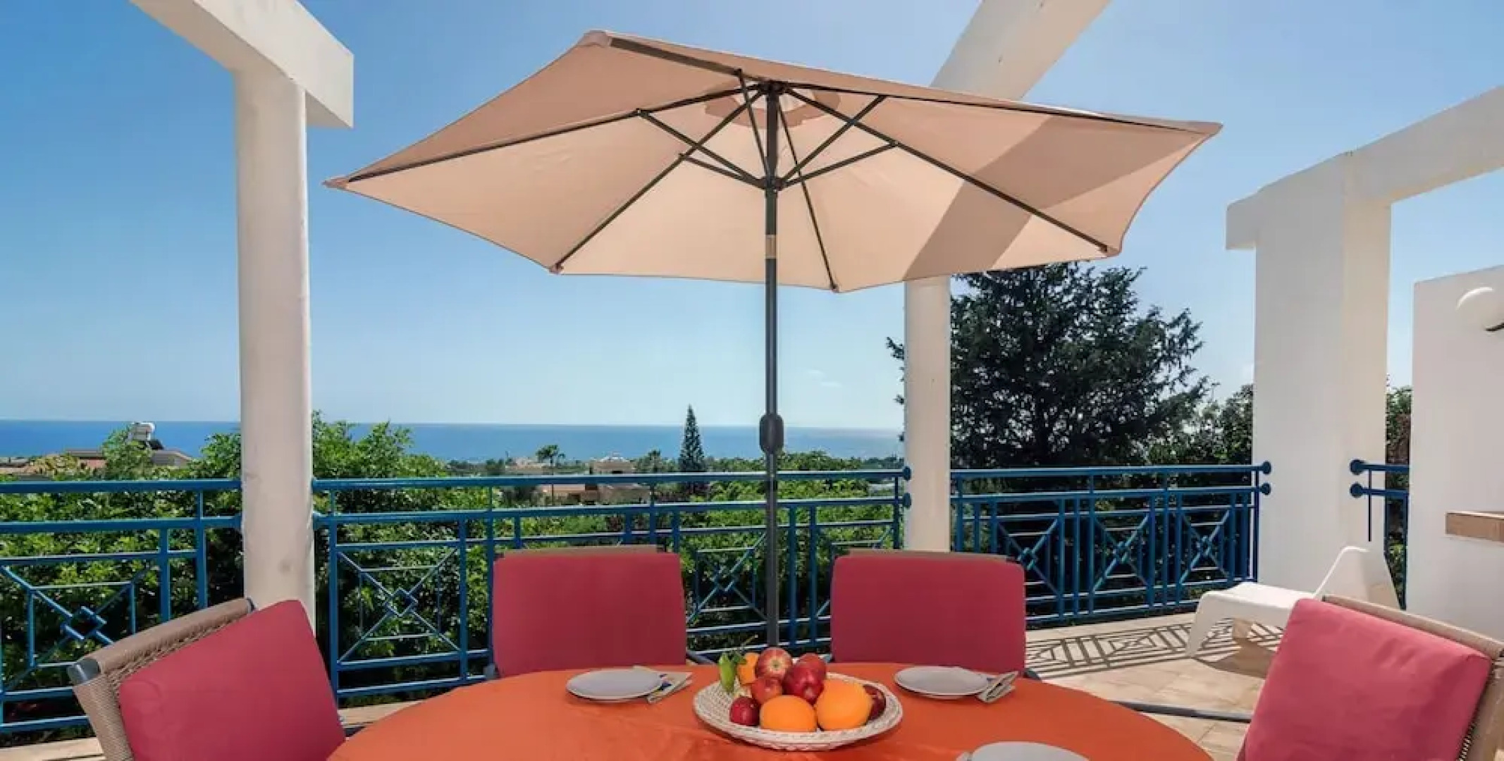 Wonderful Quiet Area, Completely Privacy, Large Private Pool, Colourful Garden