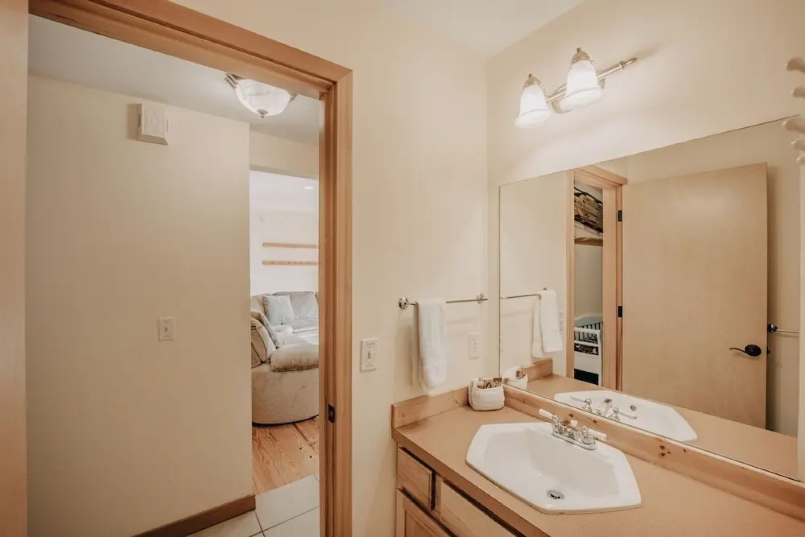 70mbr- Hot Tub - Bbq - Wi-fi - Pets Ok - Sleeps 8 3 Bedroom Home by RedAwning