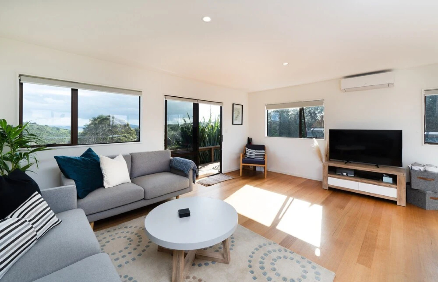 Newly renovated Oneroa beach view house