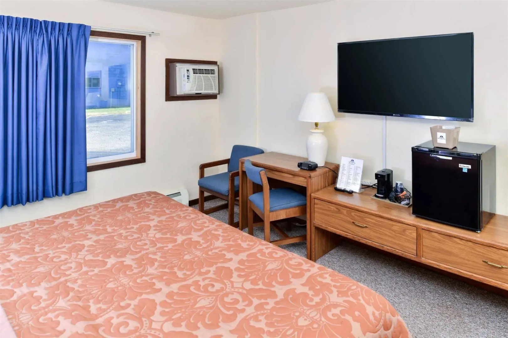 Love Hotels Staples by OYO at HWY 10 MN