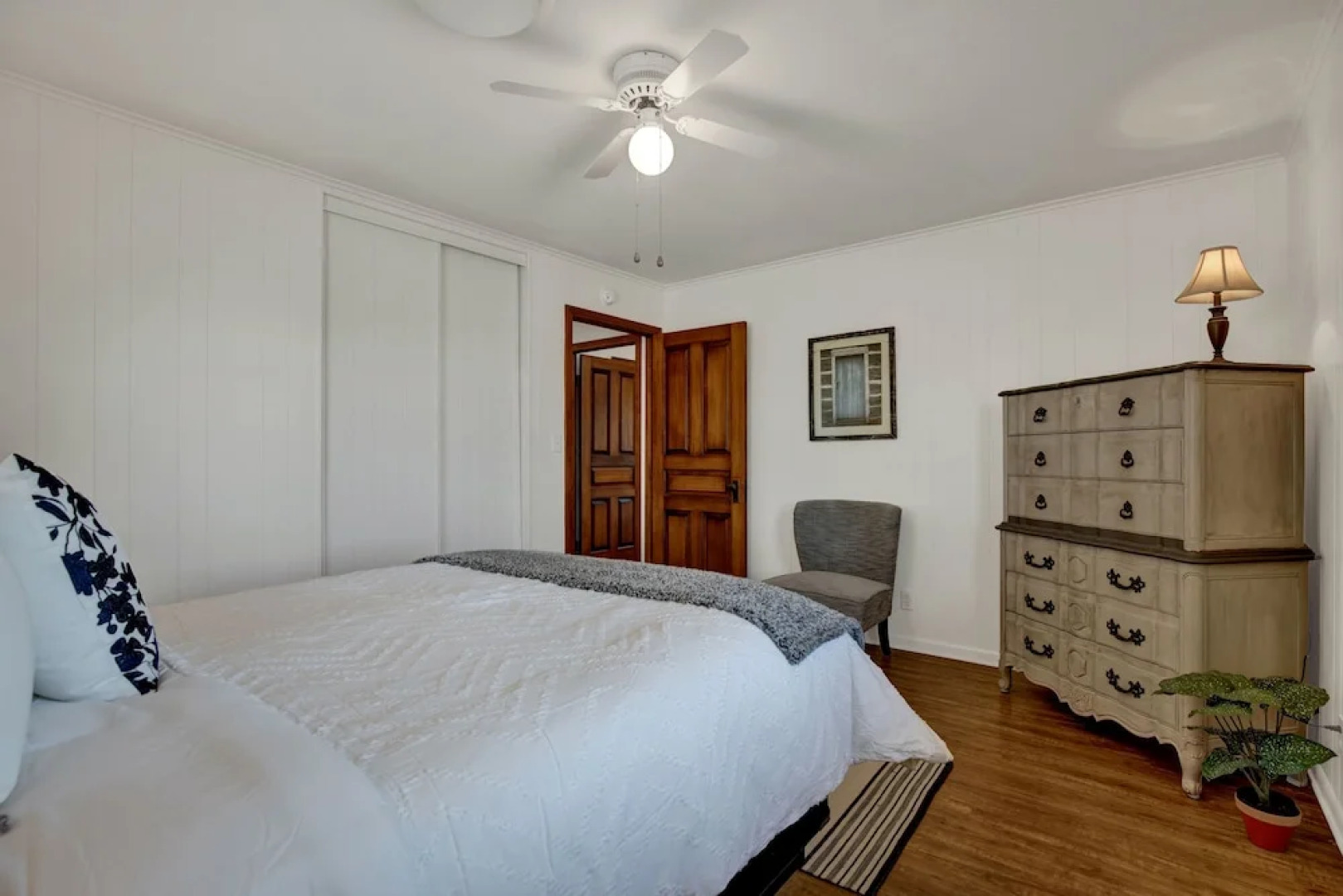 Spacious Home - Fire Pit, BBQ and Outdoor Seating!