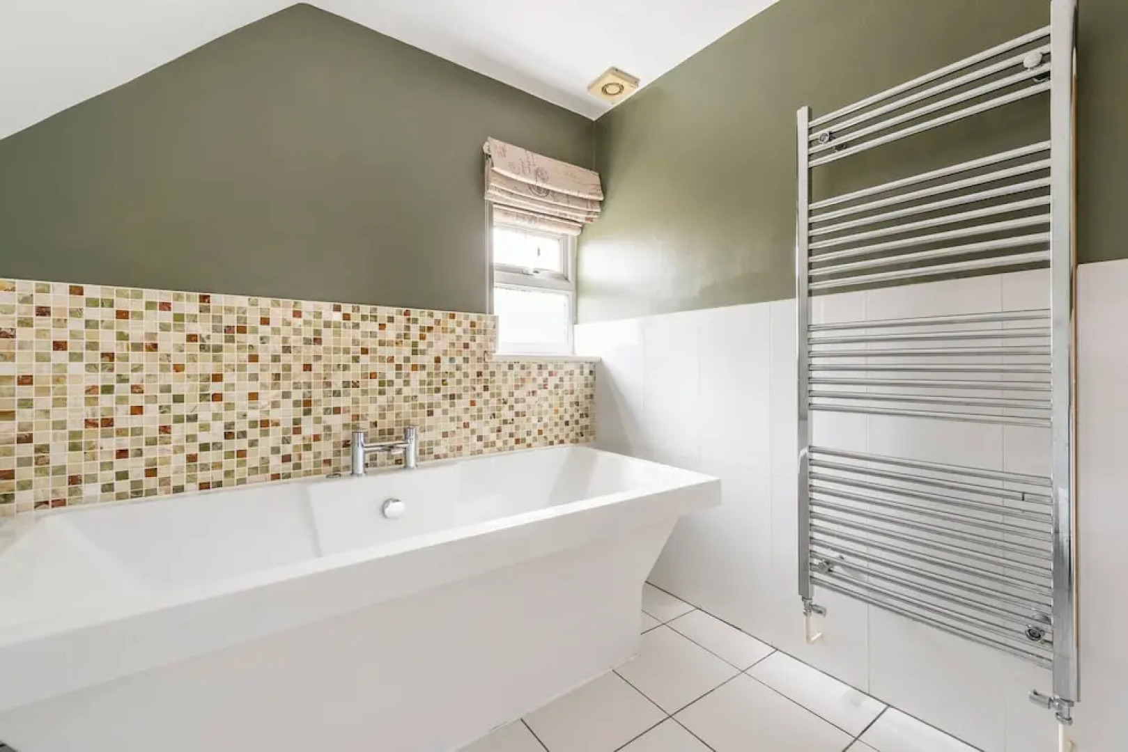 Room in Guest Room - Calm For 3, Handy for Airport, Train Free Parking