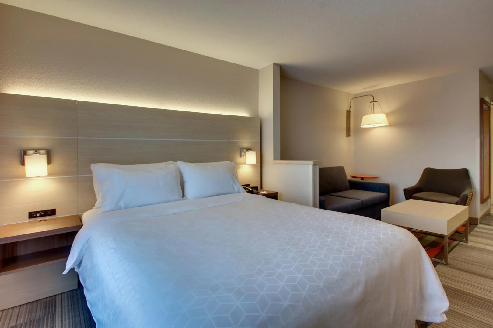 Holiday Inn Express & Suites - Interstate 380 at 33rd Avenue by IHG