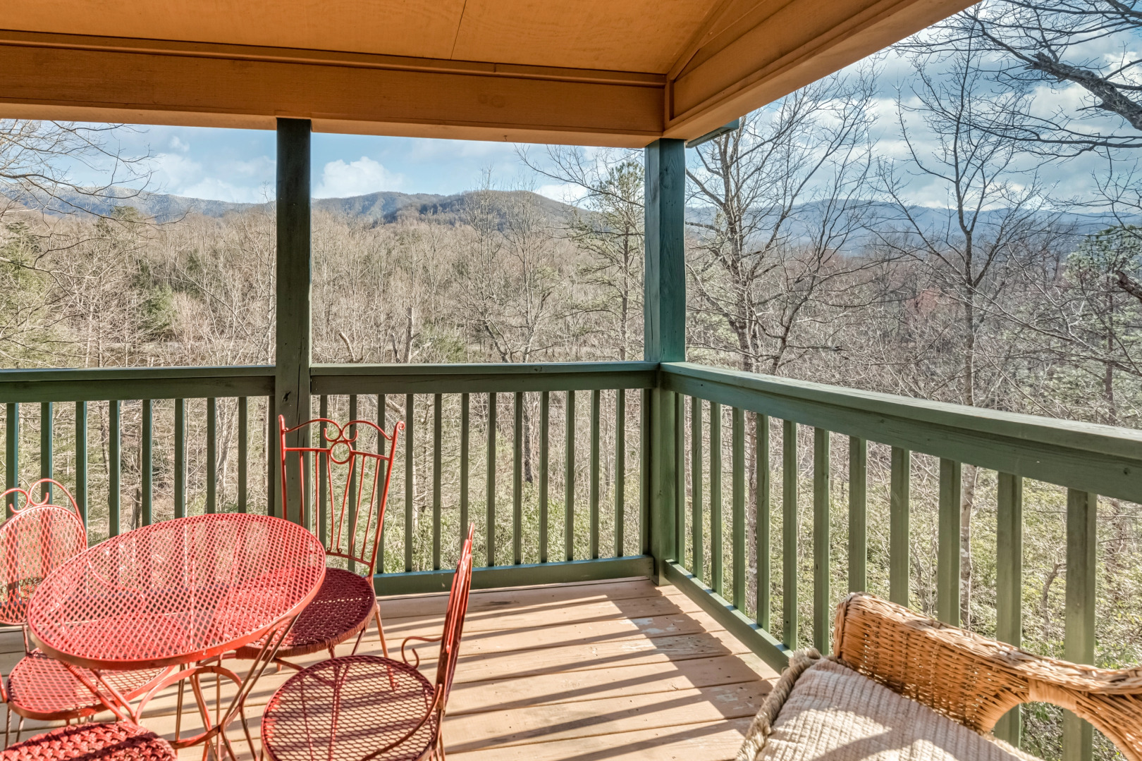 Gatlinburg Getaway Cute Cabin with Mountain Views