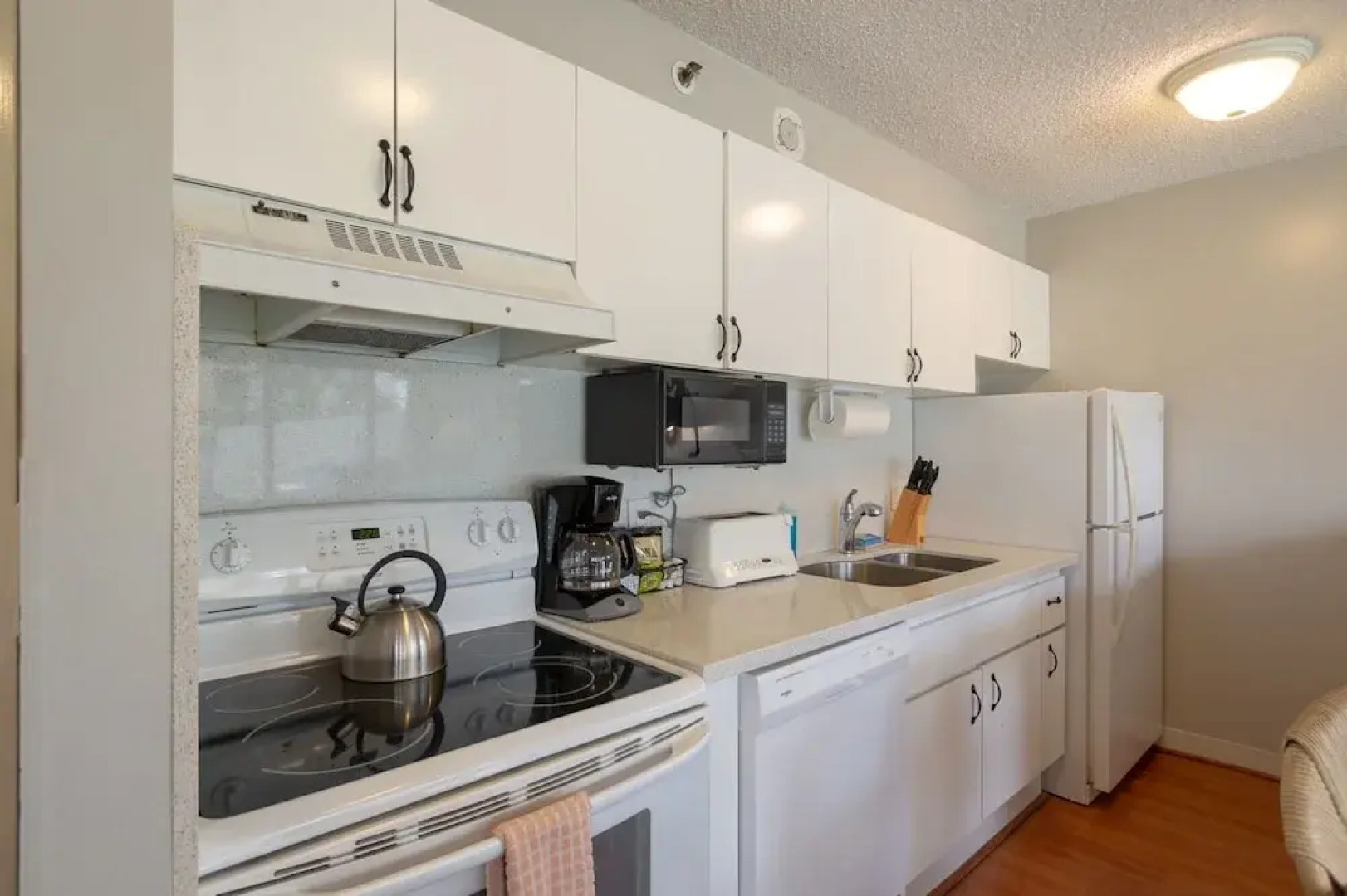 Waikiki Banyan - Pool Deck Level Tower 1 Suite 610