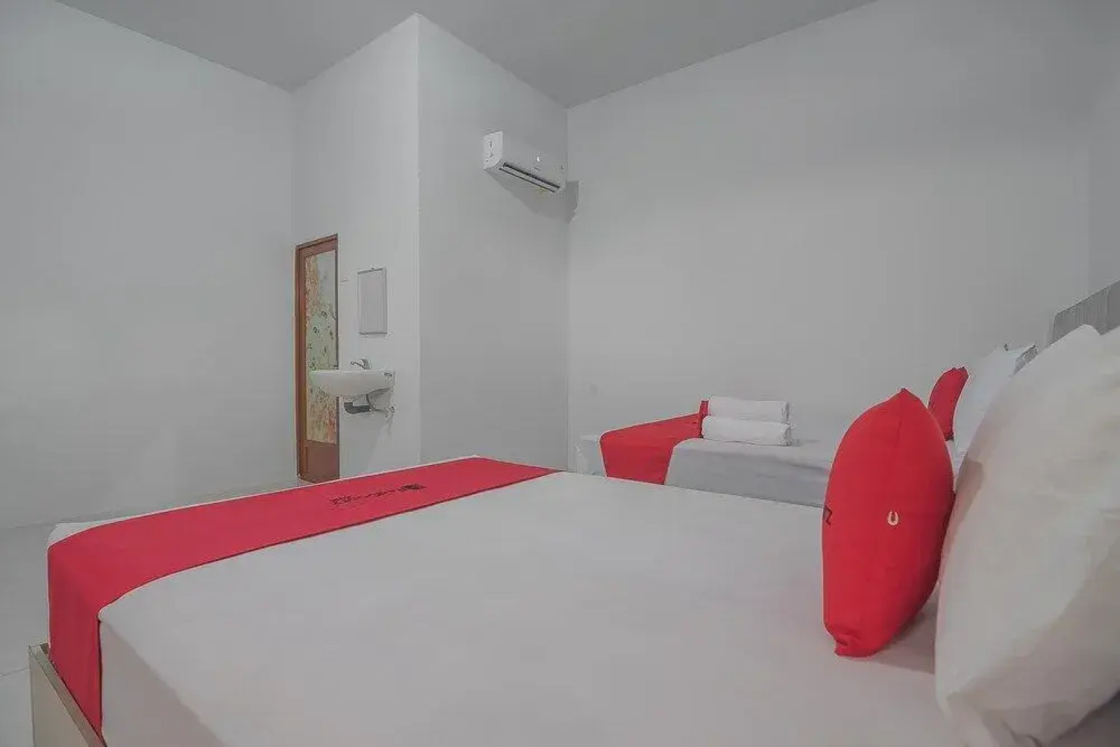 RedDoorz near RS Harapan Bersama