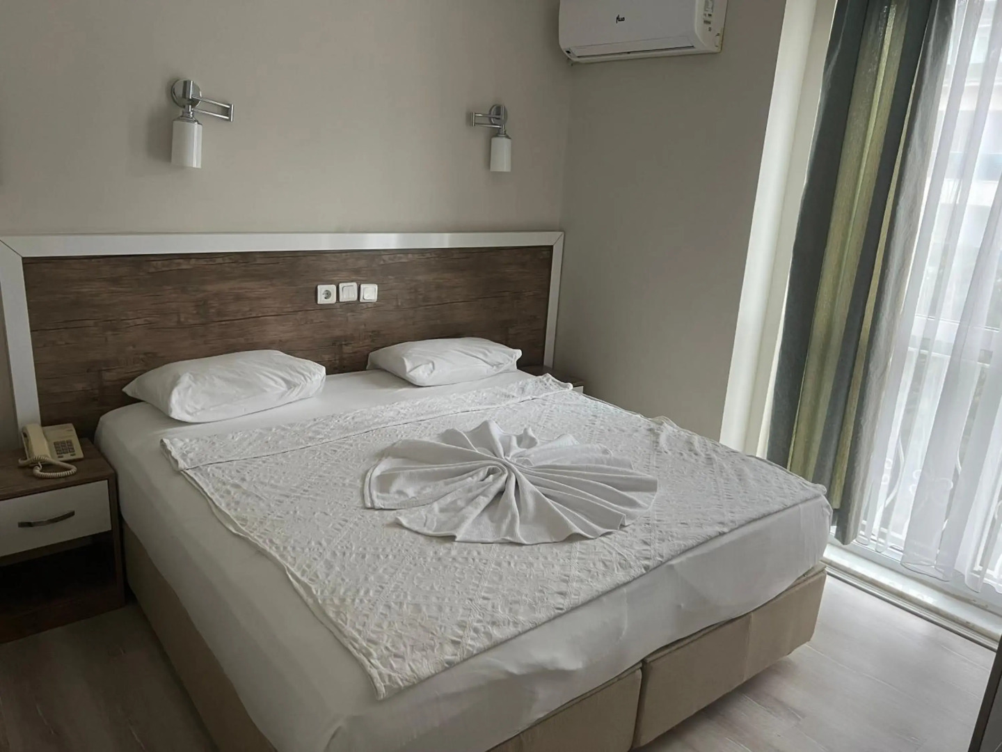 Cleopatra King Apart