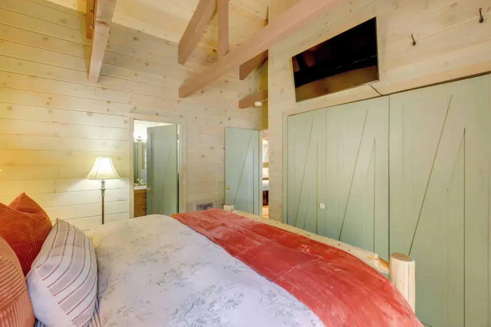 1 Mi to Beach & Golf Course! Lake Almanor Cabin