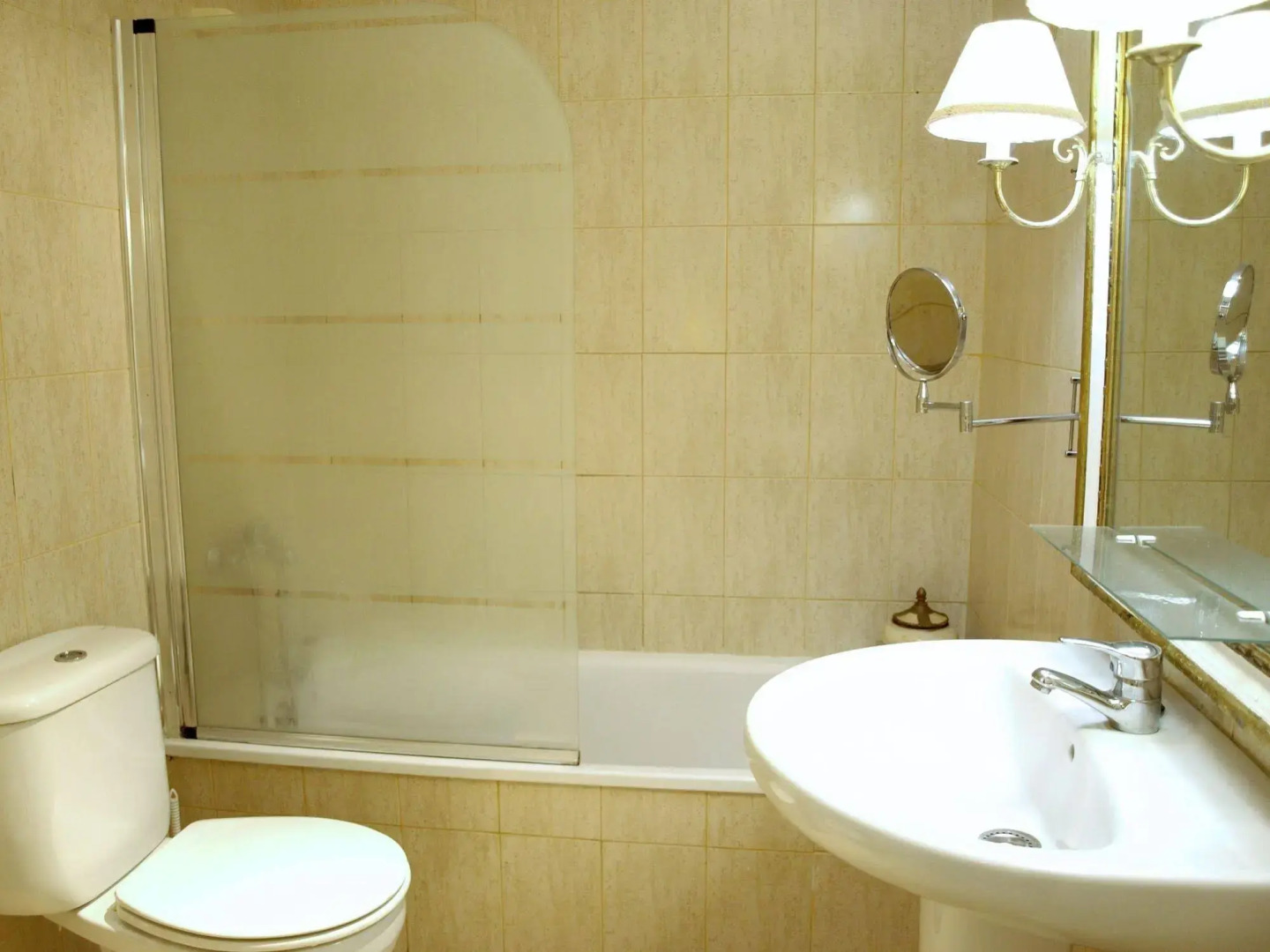 Flatguest Flat with Art