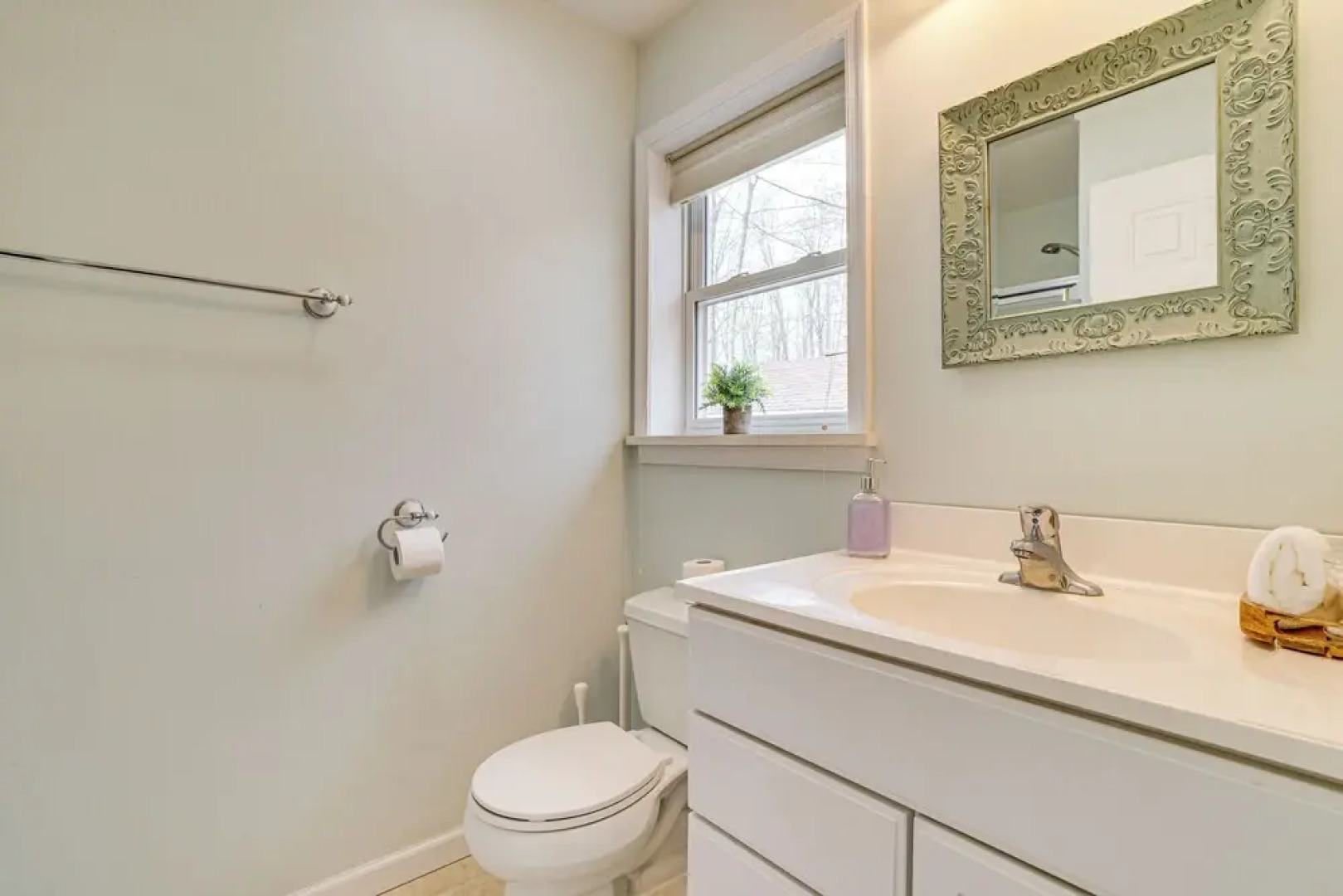 Hot Tub + Decks: Tree-lined Retreat in Pocono Lake