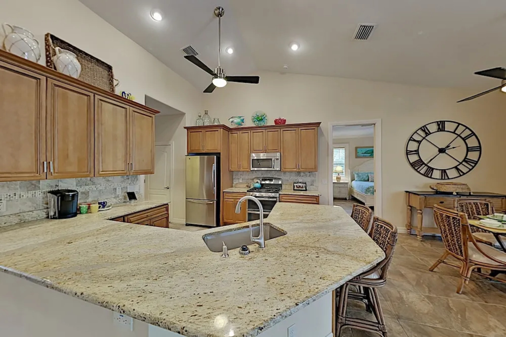 Canal House - 3 Br home by RedAwning