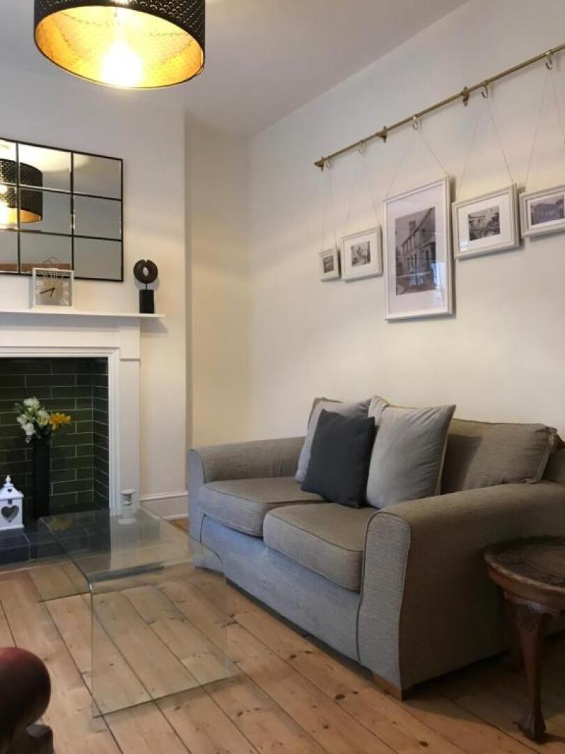 2 bed period cottage sleeps 4 in central Crickhowell