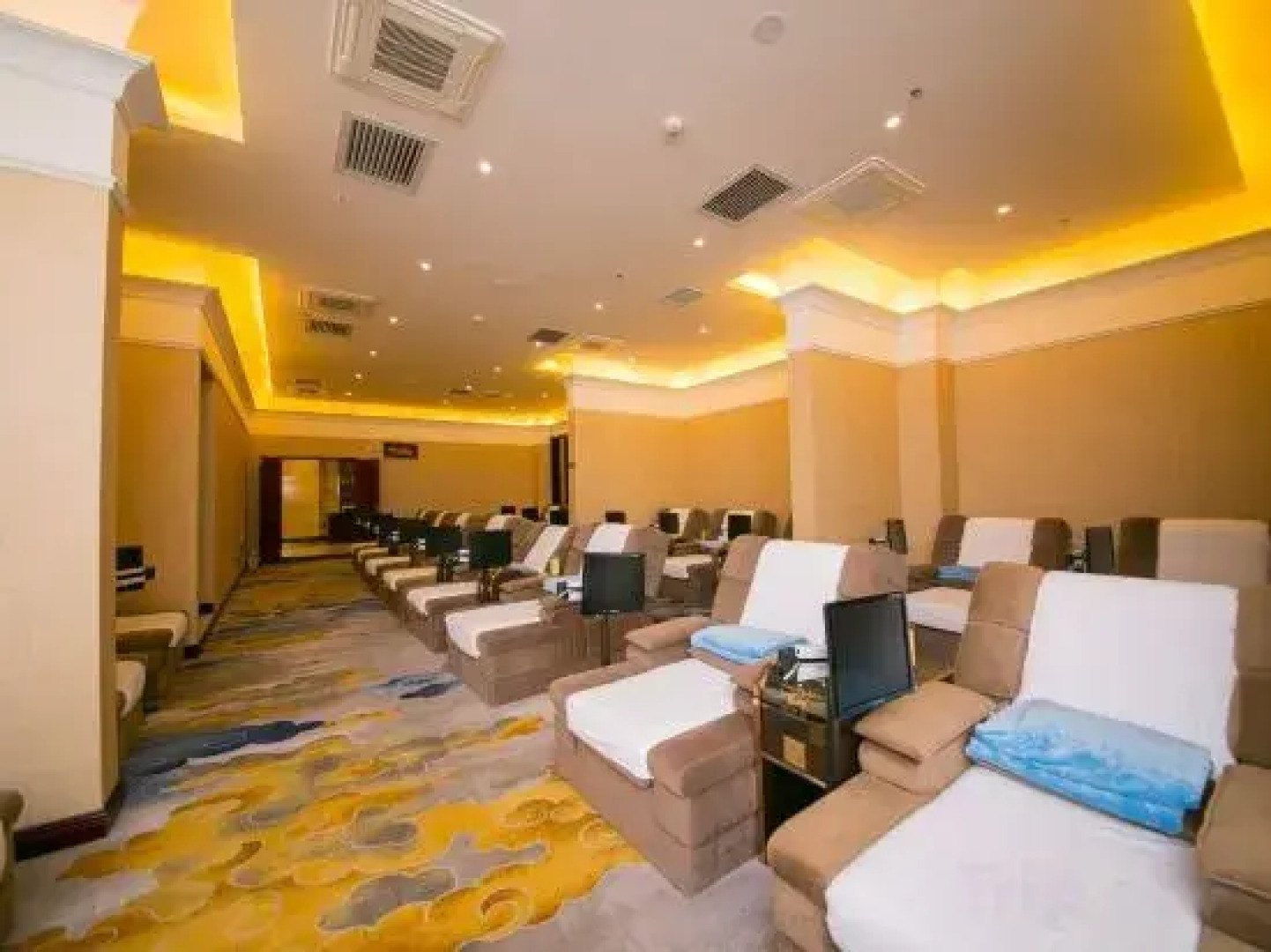 Linjiang Huayuan Hotel