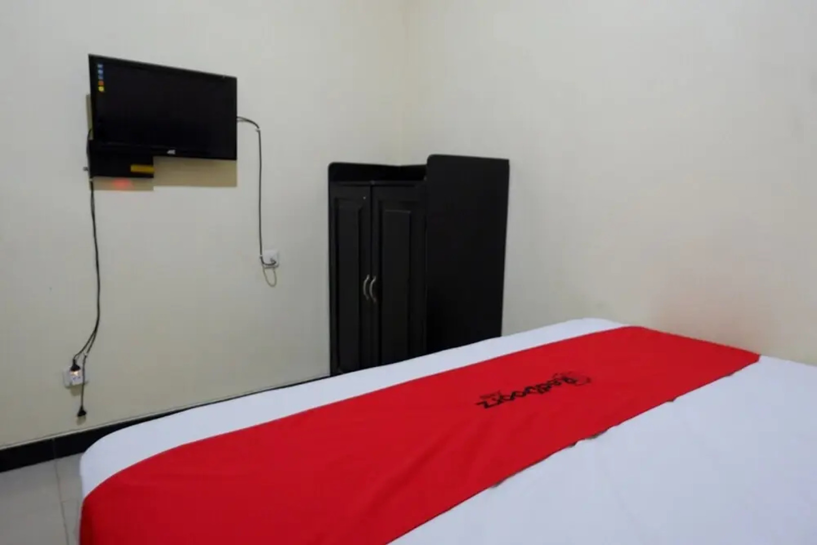 RedDoorz near GOR Wisanggeni