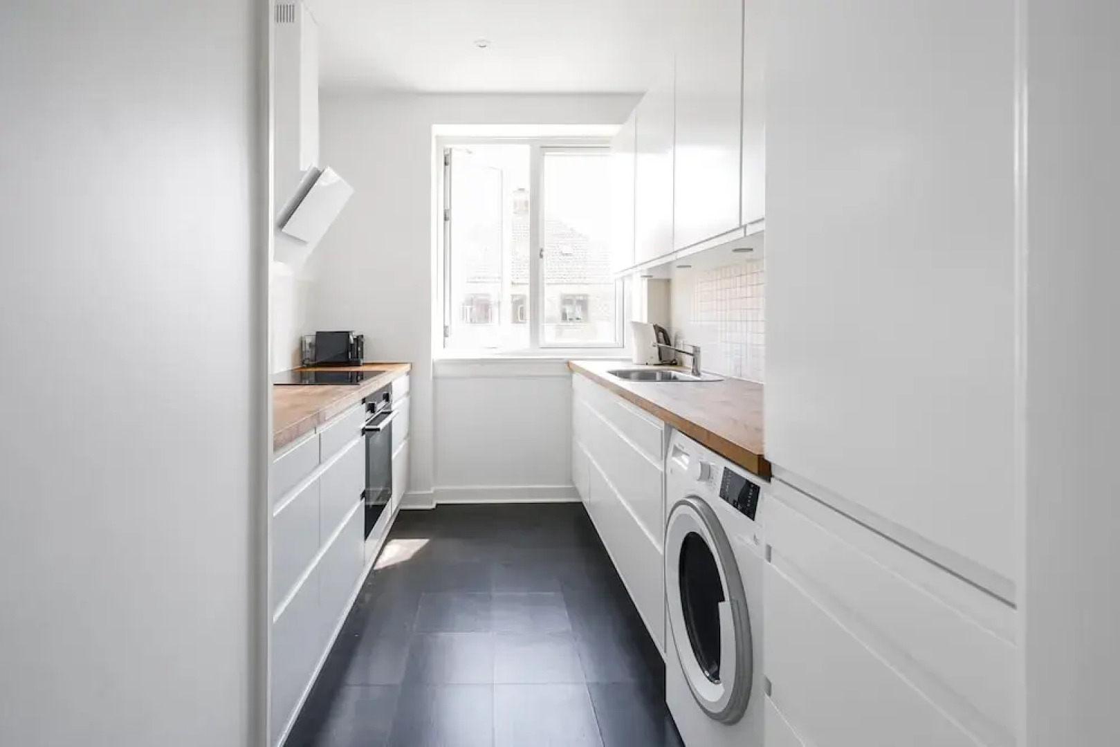 Fantastic 2-bed w Balcony in Charlottenlund