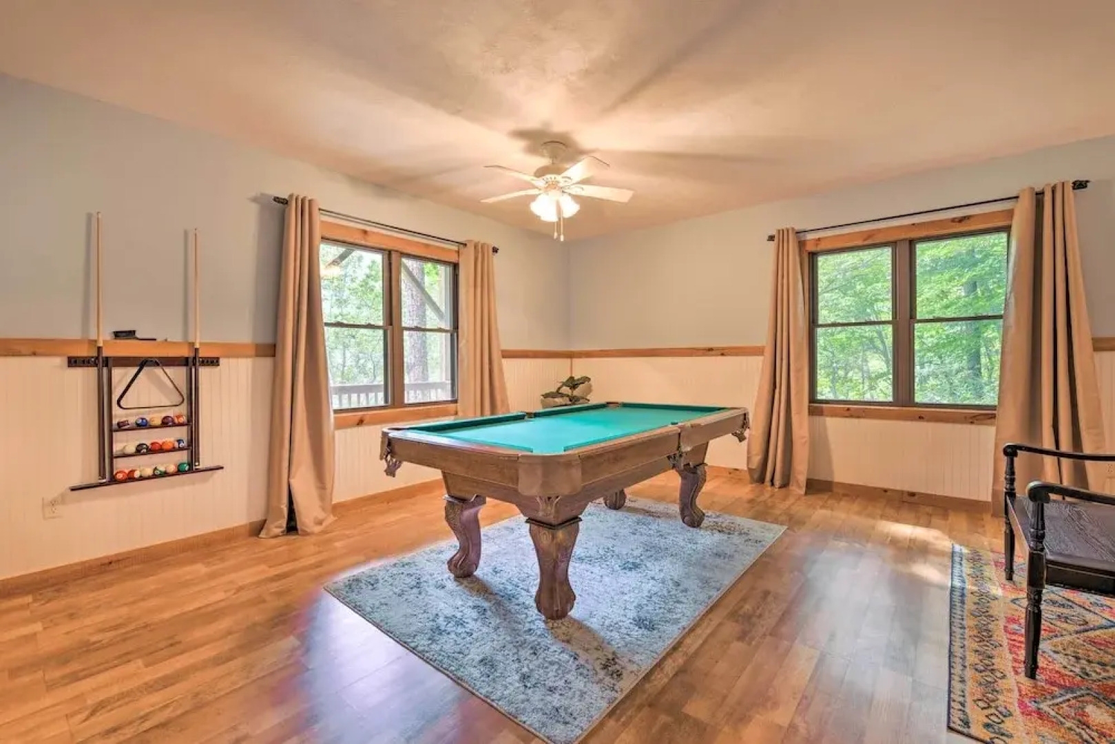 Decks & Mountain Views: Waynesville Getaway!