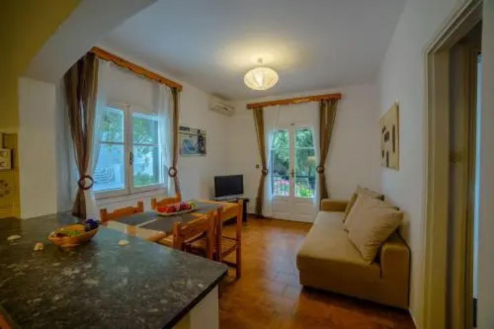 Zeus Pool Apartments