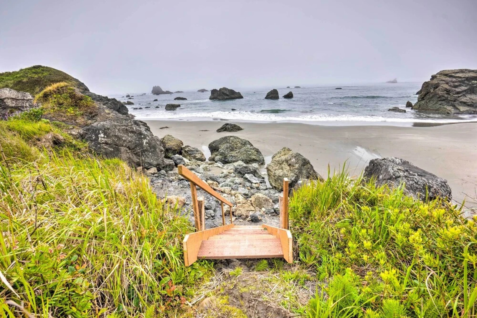 Serenity By The Sea - Chic Oceanfront Home w/ Deck