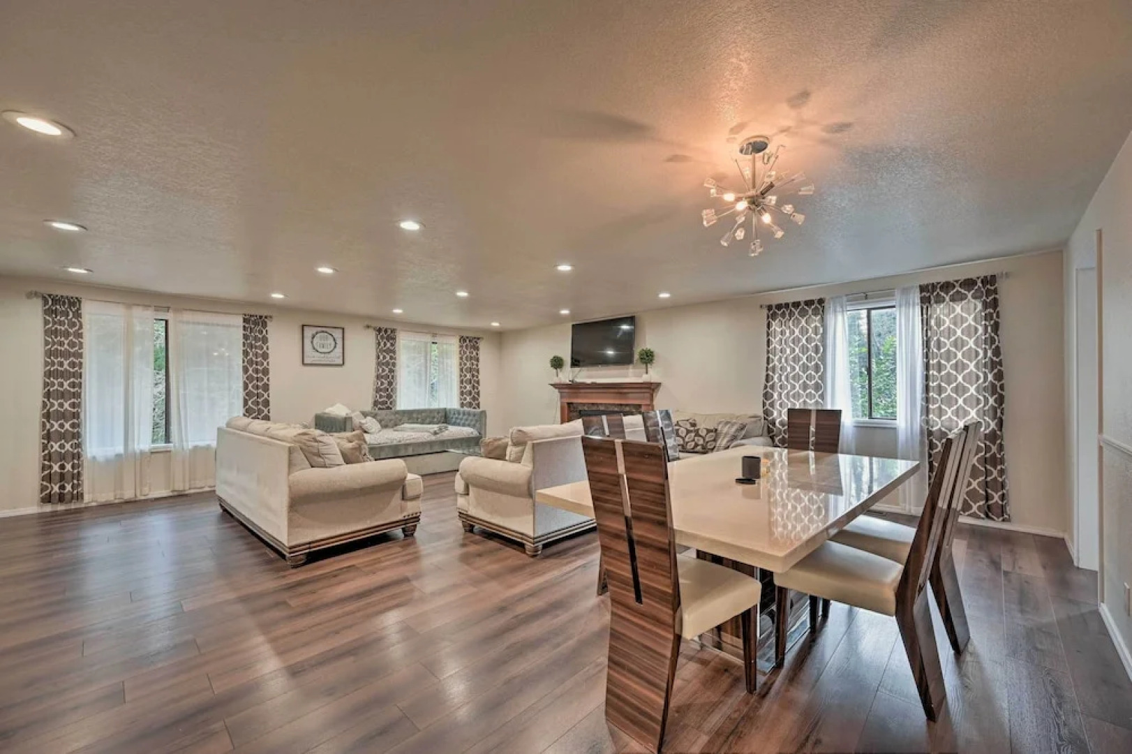 Shoreline Home w/ Deck ~ 14 Mi to Downtown Seattle