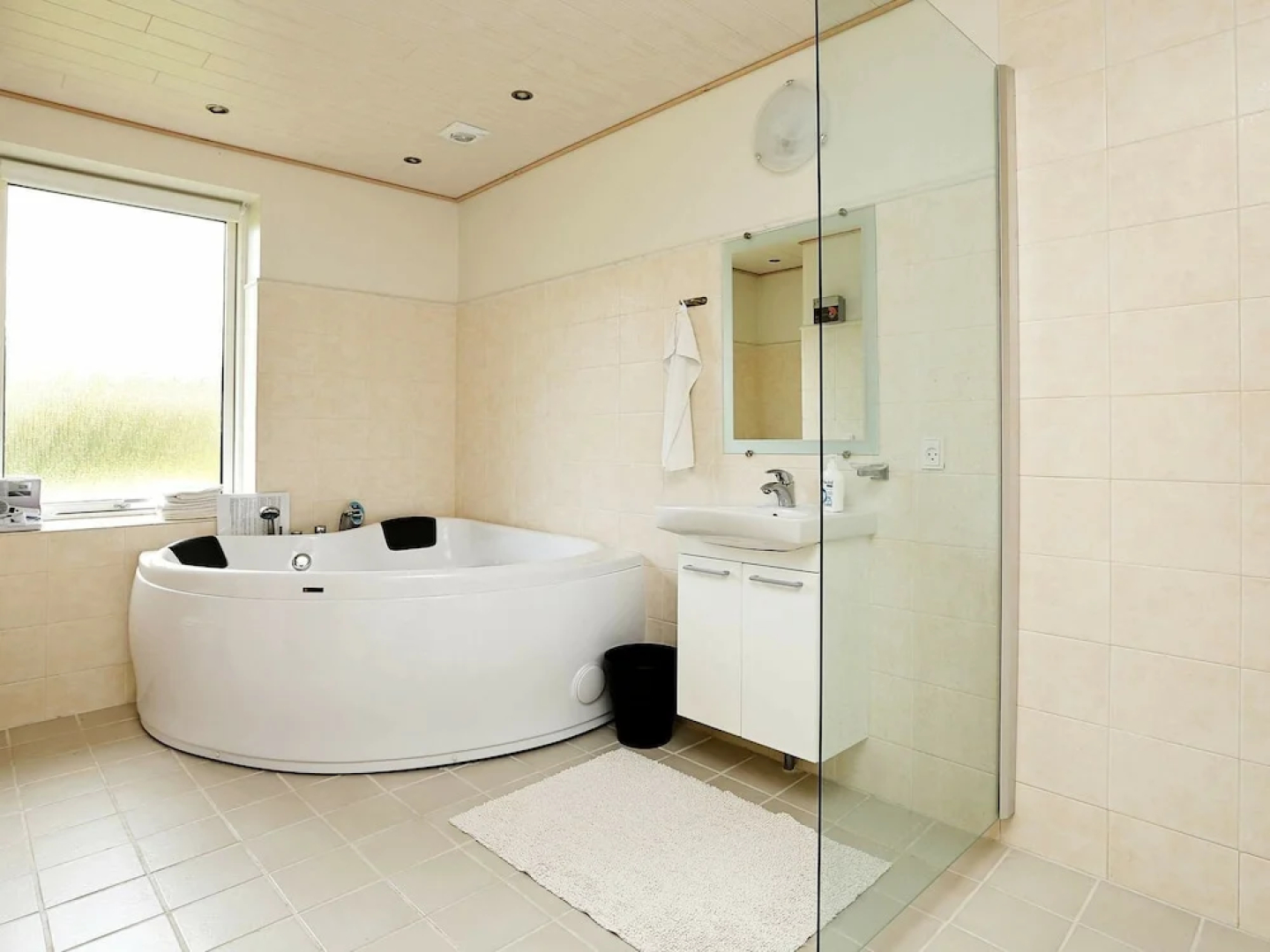 Comfortable Holiday Home in Hundested with Hot Tub